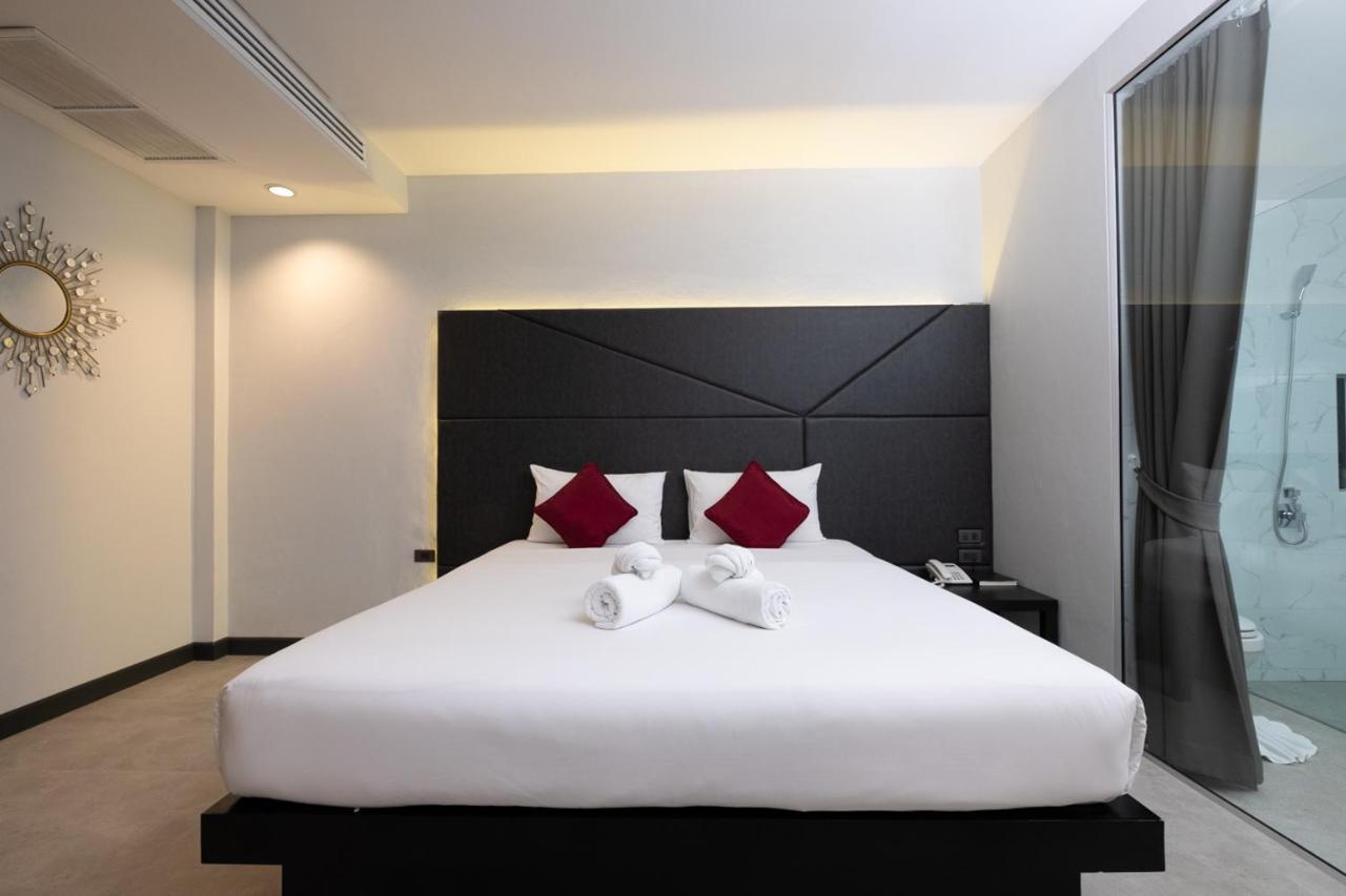 The Royal Palm Beach Front Patong Buitenkant foto